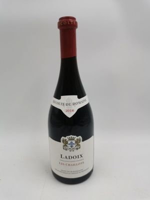 une bouteille de vin posée sur une table