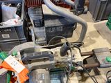 une machine posée sur une table dans une pièce