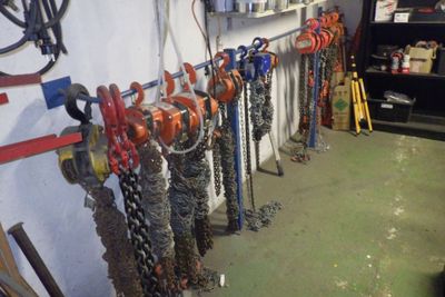 beaucoup de chaînes accrochées au mur du garage