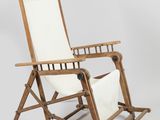 une image représentant une chaise en bois avec une assise en toile blanche