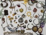 beaucoup de bijoux posés ensemble sur la table