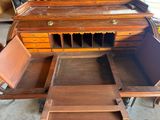 un bureau en bois muni d'un tiroir et d'un miroir posé dessus