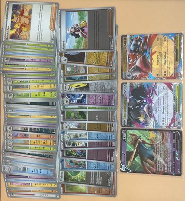 un lot de cartes posées sur une table
