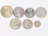 l'image d'un groupe de pièces de monnaie posées sur une surface blanche