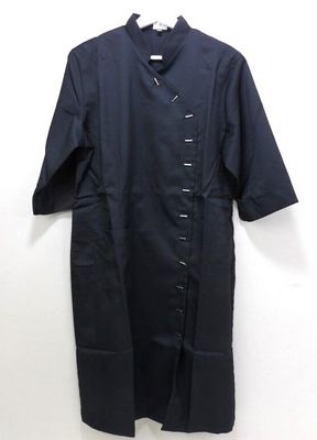 un gros plan sur un manteau noir accroché au mur