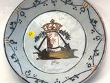 une assiette sur laquelle figure l'image d'un homme à cheval