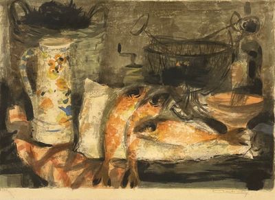 un tableau représentant un poisson posé sur une table, à côté d'un vase