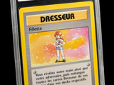 Sur la carte, on voit une fille en robe.