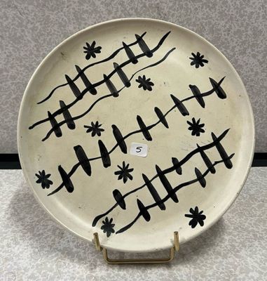 une assiette en noir et blanc décorée d'oiseaux et de fleurs