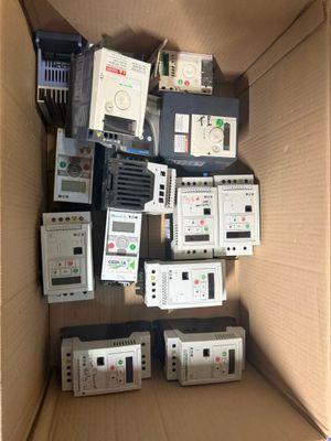 de nombreux appareils électroniques dans une boîte à l'intérieur d'une autre boîte