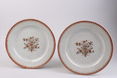 deux assiettes à motifs floraux posées sur une surface blanche