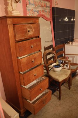 Contenu de la salle de bain comprenant un chiffonier, une ch… - Photo 1