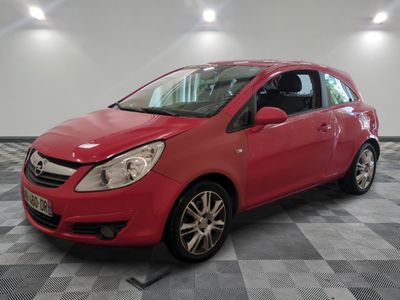 la voiture rouge est garée dans le garage sur le sol en damier