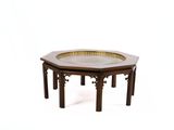 une petite table en bois sur laquelle est posé un plateau en métal