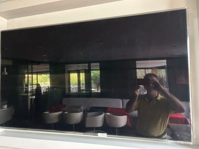 un homme se prenant en photo dans le miroir
