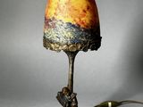 l'image d'une lampe posée sur une table