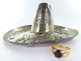 un sombrero argenté orné d'une pierre noire