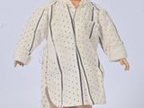 une image représentant une poupée à l'effigie d'une femme en blouse blanche