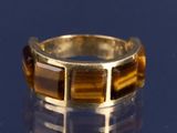 une bague en or sertie d'une pierre « œil-de-tigre »