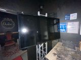 un grand téléviseur à écran plat posé sur un meuble dans une pièce