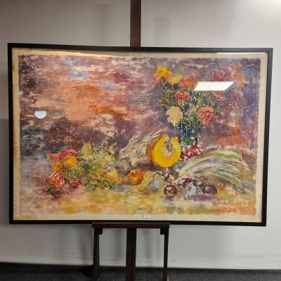 une image d'un tableau sur un chevalet dans une pièce