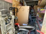 un tas de bric-à-brac à l'arrière d'un camion de déménagement