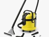 un aspirateur jaune et noir avec des accessoires, sur fond blanc