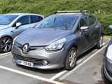 trois voitures garées l'une à côté de l'autre dans un parking