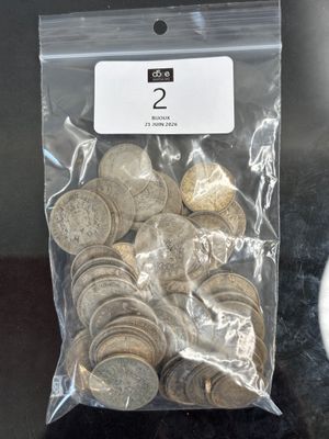 un sachet de pièces posé sur une table à côté d'une tasse de café