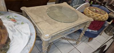 une petite table sur laquelle se trouve un miroir