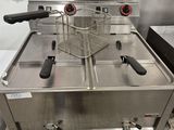 une photo d'une friteuse professionnelle dans une cuisine professionnelle