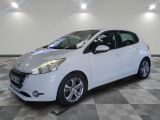 une photo d'une voiture blanche dans un showroom