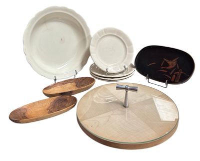 il y a toutes sortes d'assiettes et de cuillères sur la table