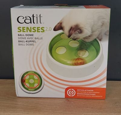 emballage d'un bol Catit Senses avec un chat en train de manger dedans