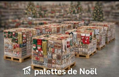 Plusieurs palettes de papier d'emballage de Noël sont empilées dans un entrepôt.