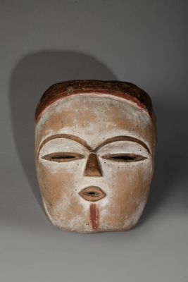 une image représentant un masque en bois sur fond gris