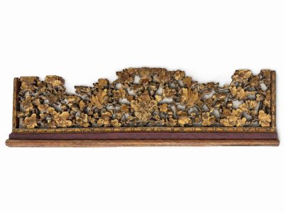 une image représentant un objet décoratif en bois orné de fleurs et de feuilles