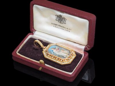 Pendentif souvenir en or jaune 18K (750/1000) orné d'une min…