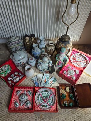 beaucoup d'objets posés sur le sol