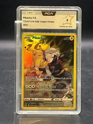 gros plan d'une carte pokemon dans un étui en plastique
