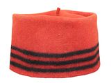 un chapeau orange avec des rayures noires sur fond blanc