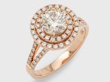 une bague en diamant et en or rose, sertie d'un halo de diamants