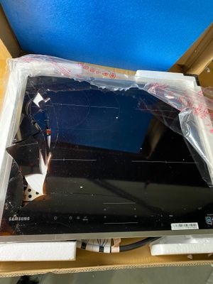 un ordinateur portable dans une boîte emballée dans du plastique