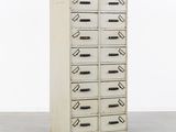 une armoire haute comportant de nombreux tiroirs