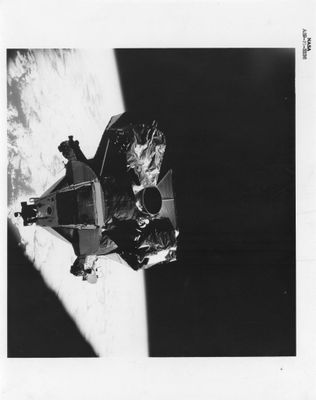 une vieille photo en noir et blanc d'une station spatiale dans le ciel