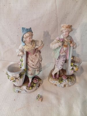 deux figurines assises l'une à côté de l'autre
