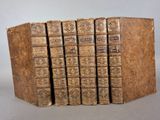six vieux livres empilés les uns sur les autres sur une table