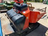 un tracteur garé sur le bord de la route