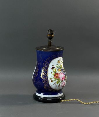 VASE en porcelaine de Bayeux à décor polychrome d'un bouquet…