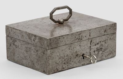 Biedermeier-Geldkassette Eisen, geschmiedet. Schlichter, rec…